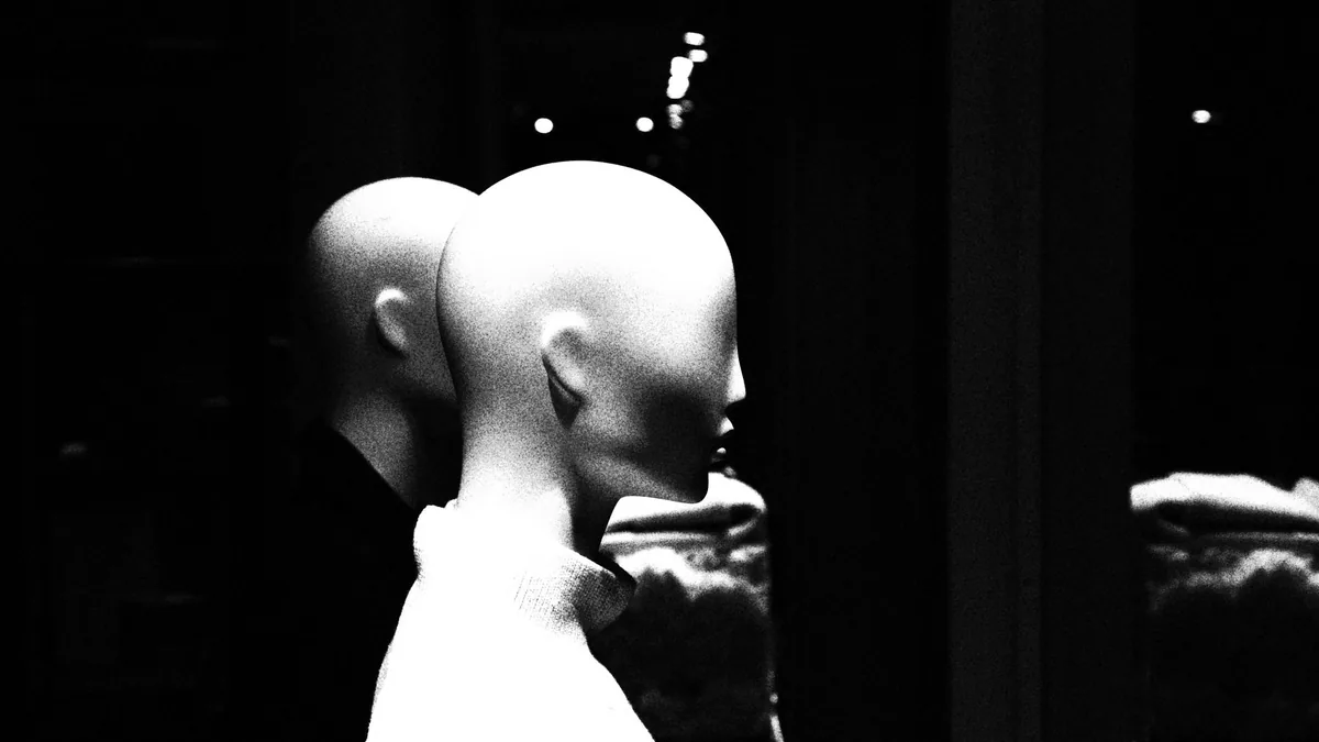 Two identically lit heads, which is the condition that makes a swap possible at all.
